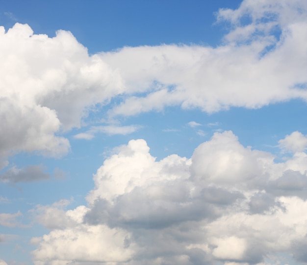 Sfondo del cielo azzurro con nuvole bianche