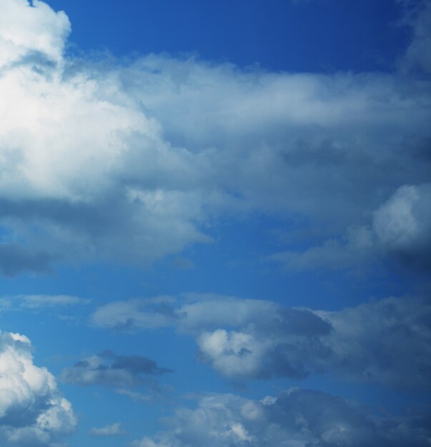 Sfondo del cielo azzurro con nuvole bianche