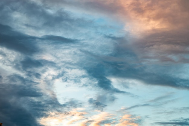 Sfondo del cielo azzurro con nuvole di altocumulus altostratus di rotolamento ricci soffici serali con sole al tramonto Buon tempo ventoso