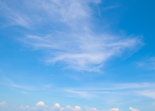 Sfondo del cielo azzurro con nuvole minuscole e copia spazio per idee di stile di vita sano.