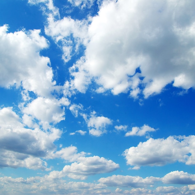 Sfondo del cielo azzurro con nuvole minuscole