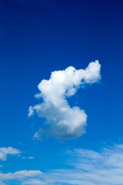 Sfondo del cielo azzurro con nuvole minuscole