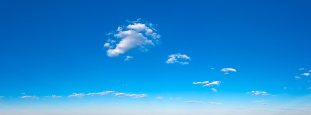 Sfondo del cielo azzurro con nuvole minuscole