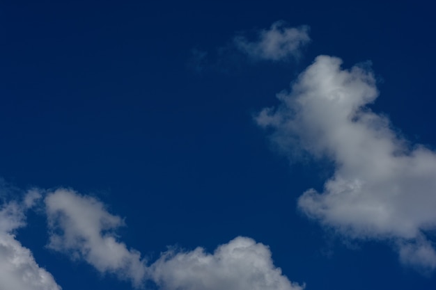 Sfondo del cielo azzurro con nuvole