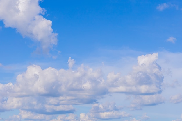 Sfondo del cielo azzurro con nuvole