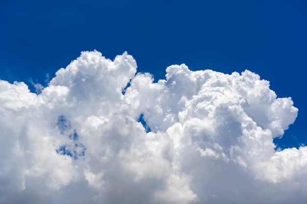 Sfondo del cielo azzurro con nuvole