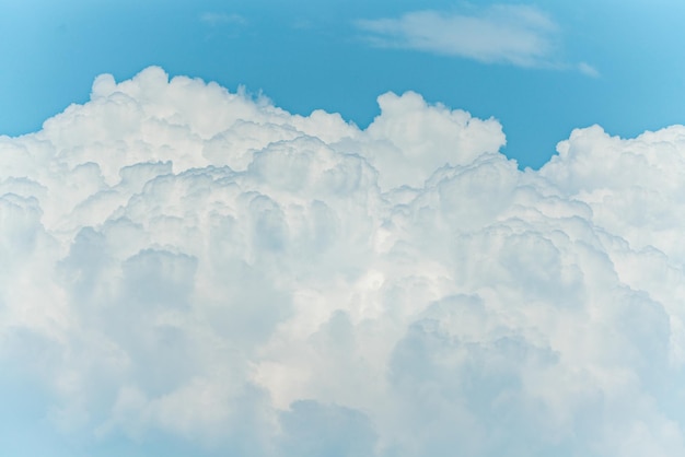 sfondo del cielo azzurro con panorama di nuvole minuscole