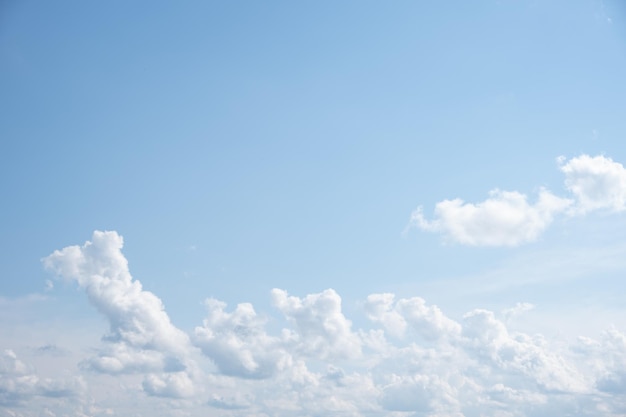 Sfondo del cielo azzurro con soffici nubi cumuliformi bianche Panorama di soffici nuvole bianche nel cielo blu Bellissimo vasto cielo azzurro con incredibili nubi cumuliformi sparse