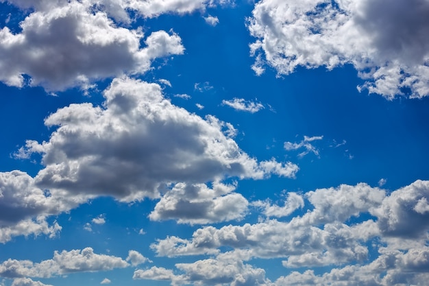 Sfondo del cielo azzurro con soffici nuvole