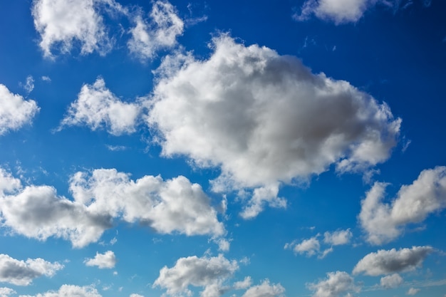 Sfondo del cielo azzurro con soffici nuvole