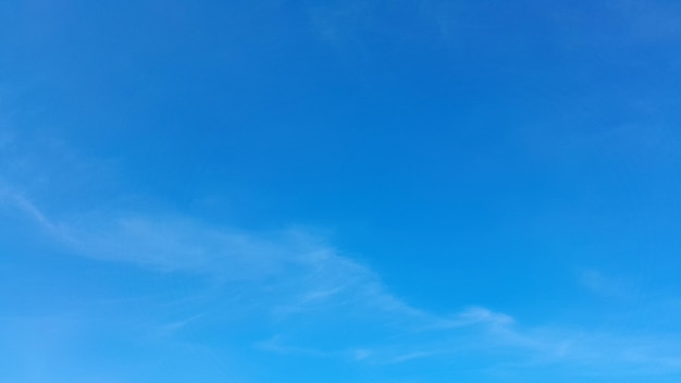 Sfondo del cielo blu chiaro. Concetto di natura.