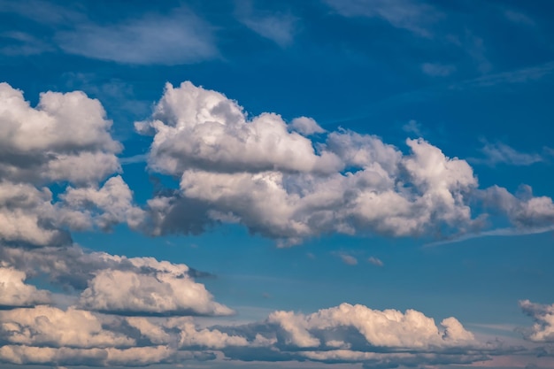 Sfondo del cielo blu con grandi nuvole a strisce bianche Il panorama del cielo blu può essere utilizzato per la sostituzione del cielo