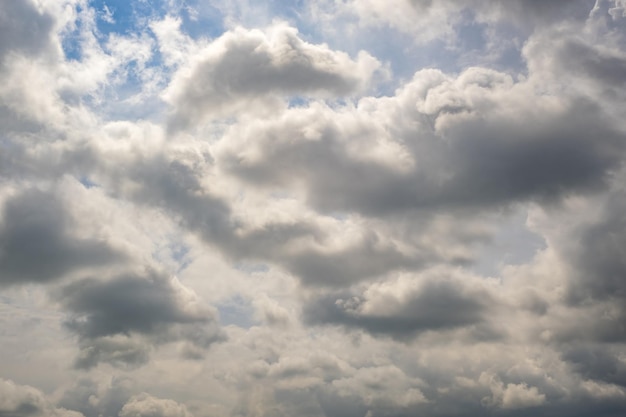 Sfondo del cielo blu con grandi nuvole bianche a strisce di cirrus