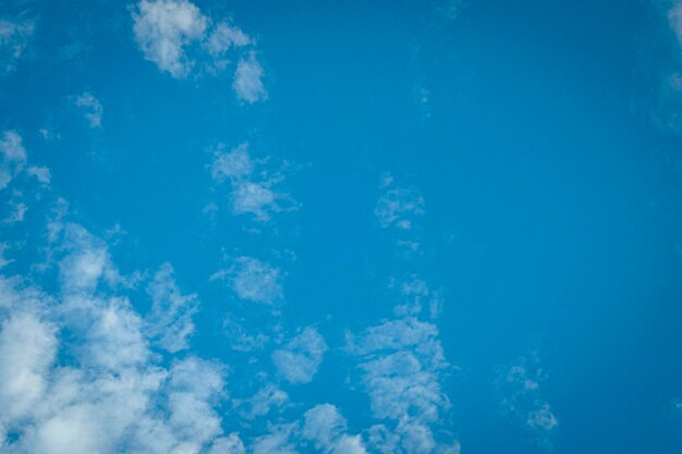 Sfondo del cielo blu con nuvole bianche Tempo astratto di stagione