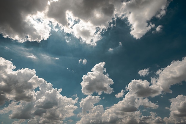 sfondo del cielo blu con nuvole minuscole utilizzato come sfondo