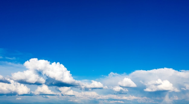 Sfondo del cielo blu con nuvole minuscole