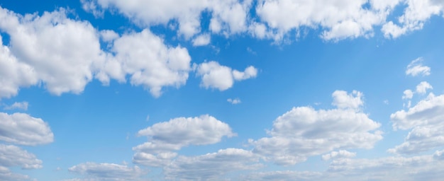 sfondo del cielo blu con piccole nuvole