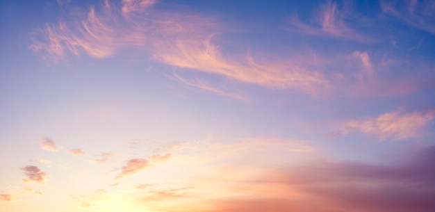 Sfondo del cielo cielo nuvoloso sfondo astratto sole sopra l'orizzonte