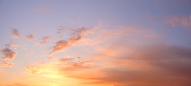 Sfondo del cielo cielo nuvoloso sfondo astratto sole sopra l'orizzonte