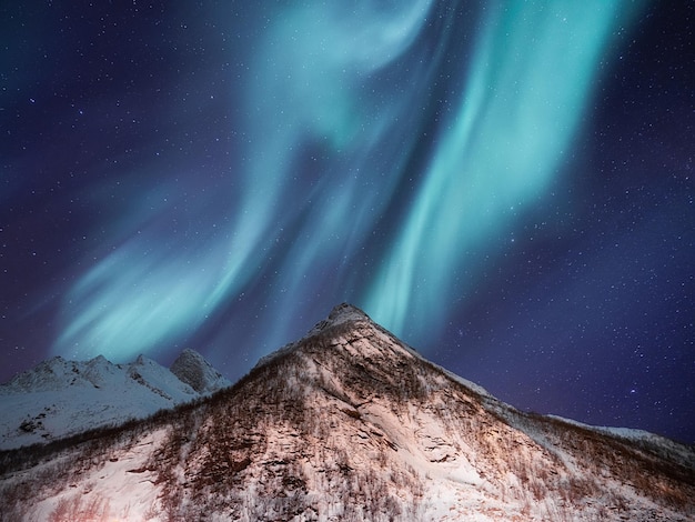 Sfondo del cielo con l'aurora boreale Aurora boreale sulle isole Lofoten Norvegia Aurora boreale sopra le montagne Paesaggio invernale notturno con aurora Sfondo naturale in Norvegia