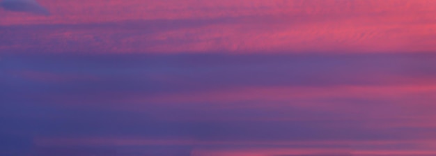 Sfondo del cielo con nuvole blu e rosa