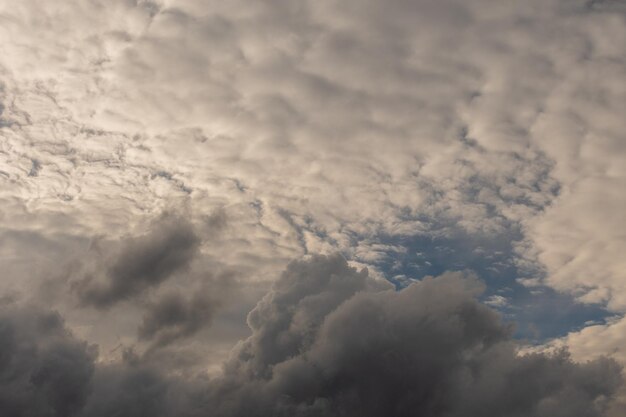 Sfondo del cielo grigio con nuvole scure tempestose