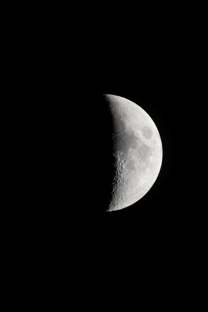 Sfondo del cielo notturno con metà della luna sul cielo nero Foto astronomica nella notte invernale con soft focus selettivo