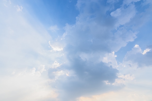 Sfondo del cielo, nuvole e luce del sole