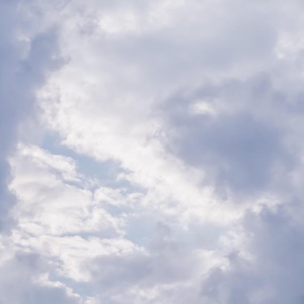 Sfondo del cielo nuvoloso La luce del sole splende attraverso le nuvole bianche