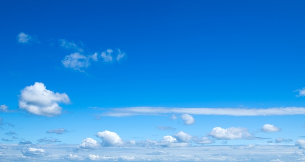 Sfondo del cielo soleggiato con nuvole