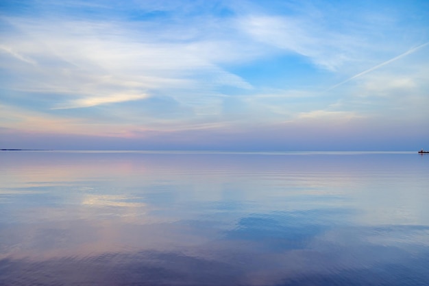 Sfondo del cielo sul tramonto nuvole colorate Natura composizione astratta sull'acqua di mare Ambiente naturale