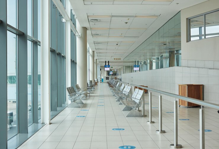 Foto sfondo del corridoio dell'aeroporto con sedia sala d'attesa e viaggio globale di regolamenti covid posto vuoto nella hall dell'aereo e design degli interni dell'edificio per mobili per il trasporto e spazio pulito