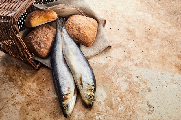 Sfondo del cristianesimo pagnotte di pane e due pesci in un cesto