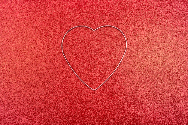 Sfondo del giorno di San Valentino Profilo del cuore d'oro su sfondo rosso glitterato