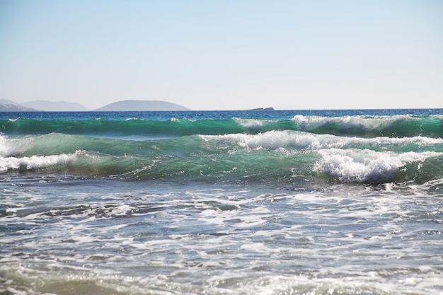 Sfondo del mare Onde e schizzi.