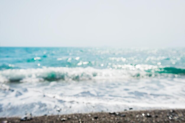 Sfondo del mare sfocato. Spiaggia tropicale con acqua turchese alla luce del sole