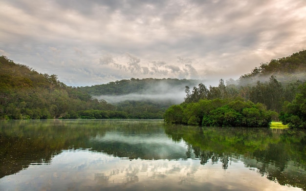 Sfondo del riflesso delle montagne nell'acqua limpida del lago