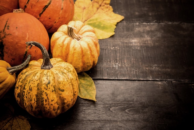 Sfondo del ringraziamento con frutta e verdura su legno in autunno e stagione del raccolto autunnale. Copia spazio per il testo.