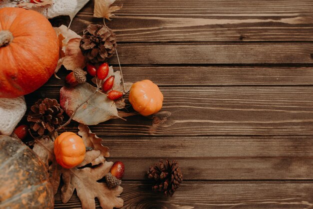 Sfondo del Ringraziamento Mele zucche e foglie cadute su fondo in legno Copia spazio per il testo Halloween Giorno del Ringraziamento o stagionale autunnale