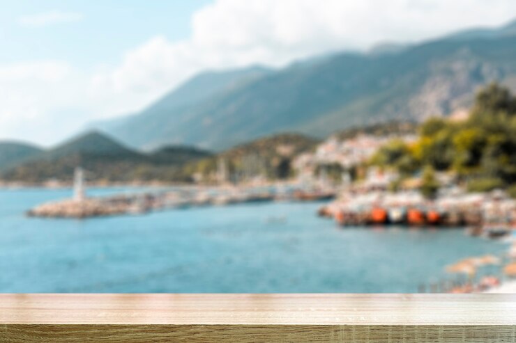 Sfondo del tavolo da spiaggia con paesaggio sfocato
