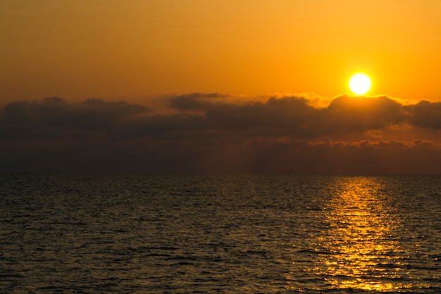 Sfondo del tramonto, vista del tramonto sul Mar Nero e paesaggio in Georgia