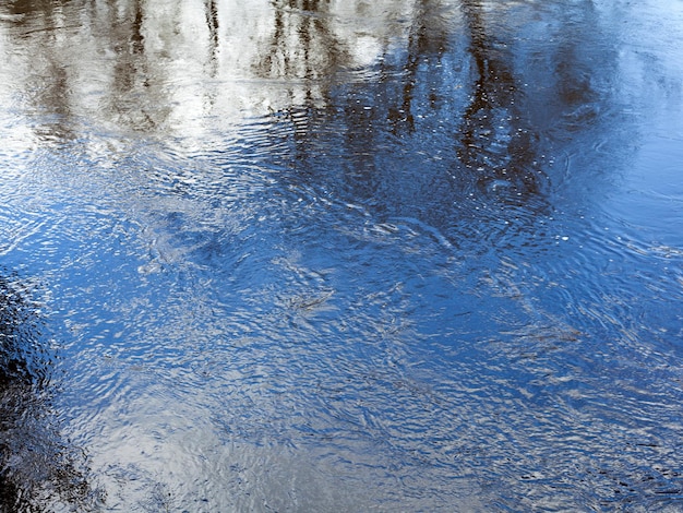 Sfondo dell'acqua naturale all'inizio della primavera Struttura dell'acqua increspata sulla superficie del fiume