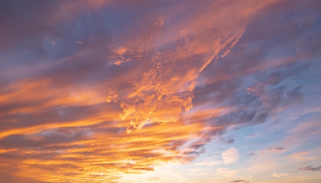 Sfondo dell'alba drammatico maestoso scenario del cielo al tramonto con nuvole sullo sfondo della luce del cielo dell'alba