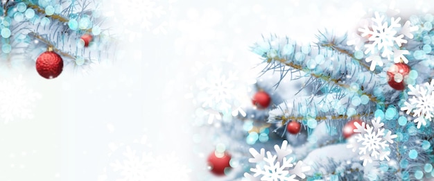 Sfondo dell'albero di Natale con decorazione di palle di Natale rosso chiaro sfocato lucido in abete con copia s...