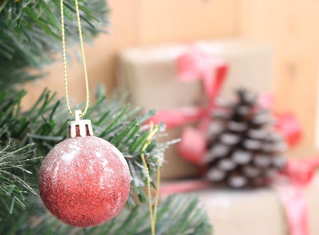 Sfondo dell'albero di Natale con decorazioni su tavola di legnomessa a fuoco selettiva a palla