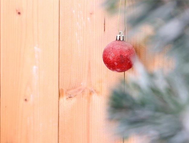 Sfondo dell'albero di Natale con decorazioni su tavola di legnomessa a fuoco selettiva a palla