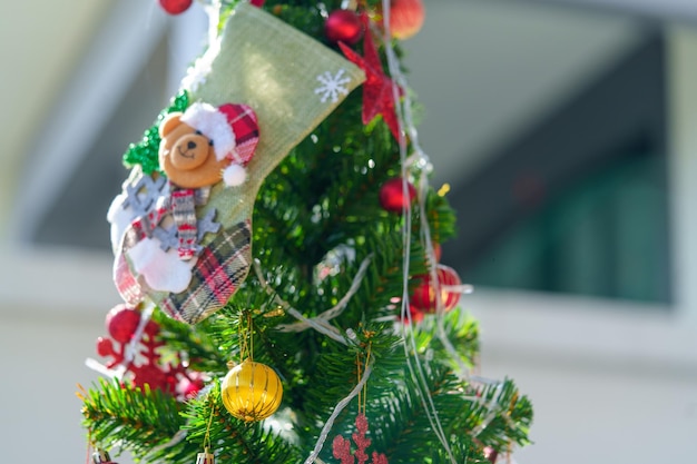 Sfondo dell'albero di Natale e albero di Natale decorato su sfondo sfocato