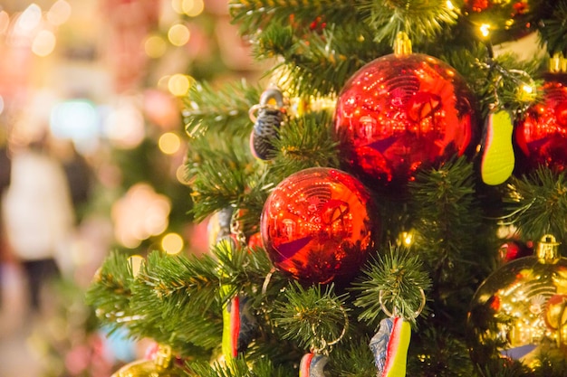 Sfondo dell'albero di Natale e decorazioni natalizie. Palline colorate e giocattoli su abete verde