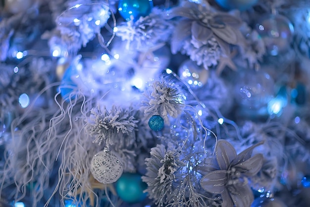 Sfondo della decorazione del nuovo anno / Bellissimo sfondo sfocato di Natale, giocattoli sull'abete di Natale decorato