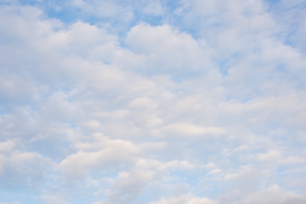 Sfondo della natura di nuvole bianche sopra il cielo blu